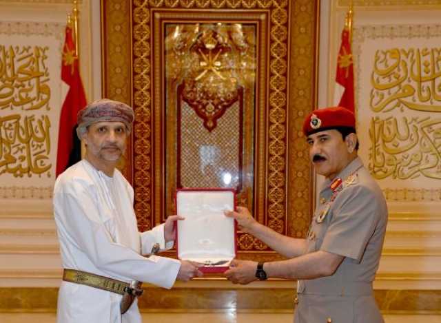 جلالة القائد الأعلى يُنعم بوسام عُمان العسكري على عدد من كبار الضباط