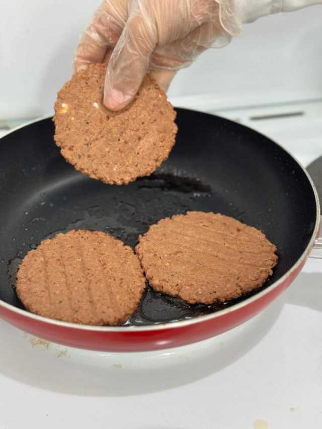 فريق طلابي ينجح في تصنيع بدائل نباتية للحوم الحيوانية