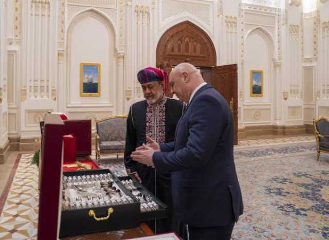 بالصور.. جلالة السلطان والرئيس اللبناني يتبادلان الأوسمة والهدايا التذكارية