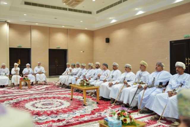 محافظ جنوب الباطنة يستعرض جهود تنفيذ المشاريع التنموية والخدمية في العوابي