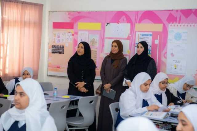 الشيبانية تقف على سير العملية التعليمية في مدارس جنوب الباطنة