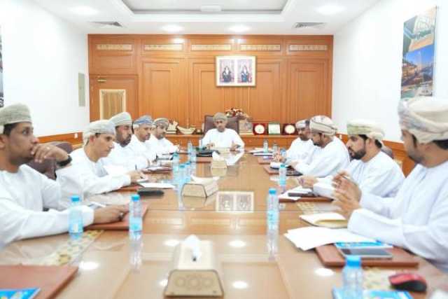 جنوب الباطنة تعلن قرب طرح مناقصة طريق قرية وكان في نخل