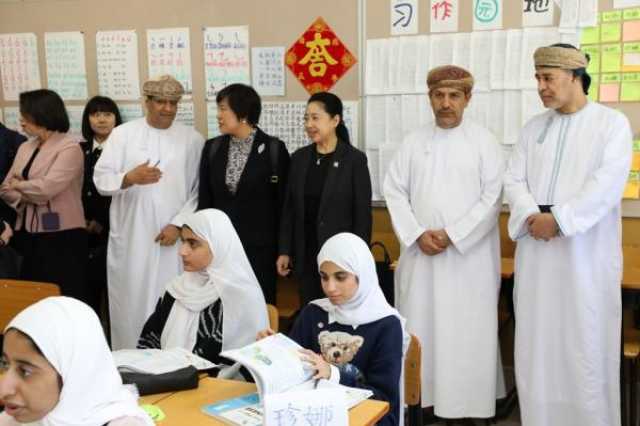 وفد صيني يطلع على البرامج الصفية والأنشطة اللغوية في مدرستين بالداخلية