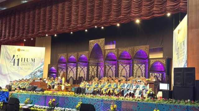 سفارتنا بماليزيا تحتفل بتخرج 14 طالبًا وطالبة من أبناء السلطنة