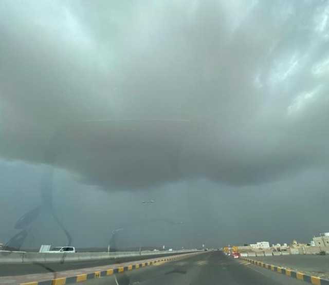 فرص لهطول أمطار على بعض المناطق بالسلطنة