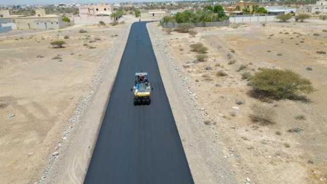 رصف الطرق الداخلية بالمخططات الصناعية في شناص.. ومواصلة العمل بمشاريع تنموية
