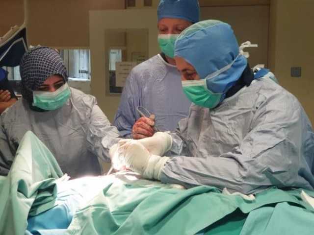 فريق طبي من 'السلطاني' و'النهضة' ينجح في إجراء عملية معقدة لطفل