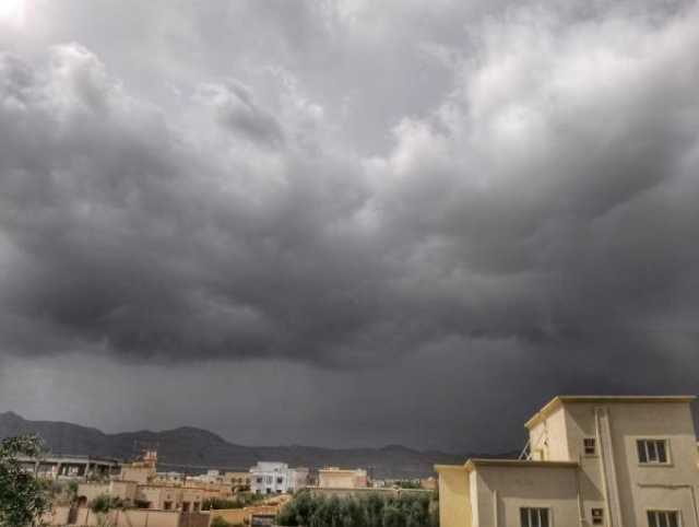 بالفيديو.. تنبيه من غزارة الأمطار على عدد من محافظات السلطنة