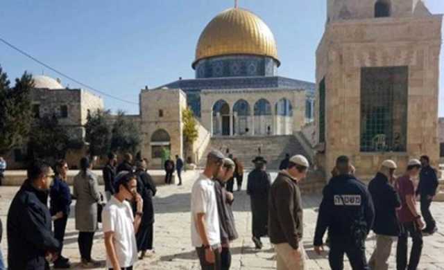 بالصور.. عشرات المستوطنين يقتحمون باحات المسجد الأقصى