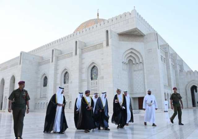 حاكم الشارقة يزور جامع السُّلطان قابوس الأكبر