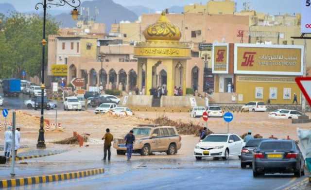 إنقاذ شخصين إثر احتجاز مركبتهما في مجرى وادٍ بولاية نزوى