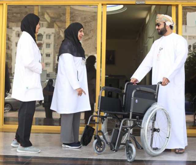 'المها' تقدم عددا من الكراسي المتحركة لمستشفيي خولة والنهضة