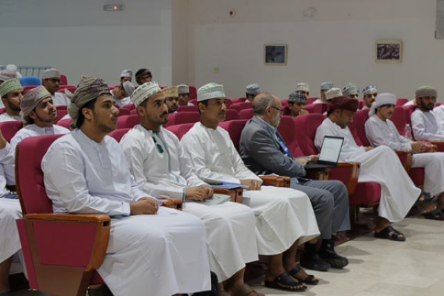 حلقة عمل حول سمات المعلم الملهم في 'تربية الرستاق'