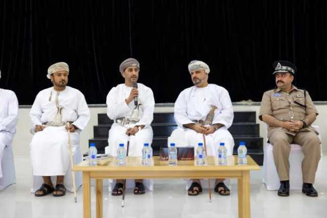 محافظ شمال الباطنة يستعرض المشاريع التنموية في لقاءٍ بشيوخ الخابورة
