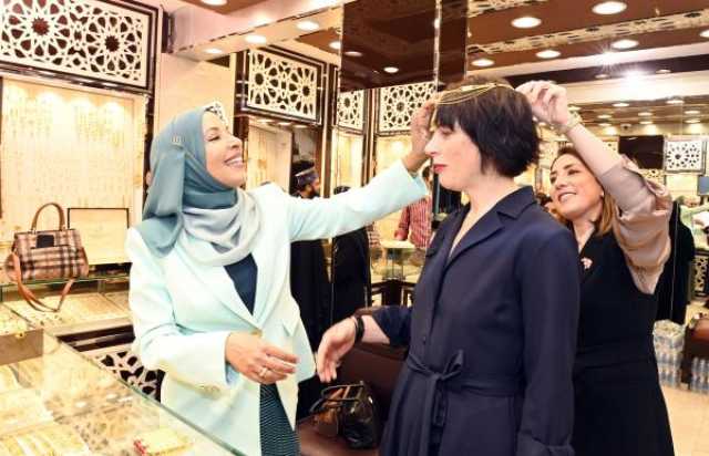 بالصور.. حرم رئيس الاتحاد السويسري تزور سوق مطرح