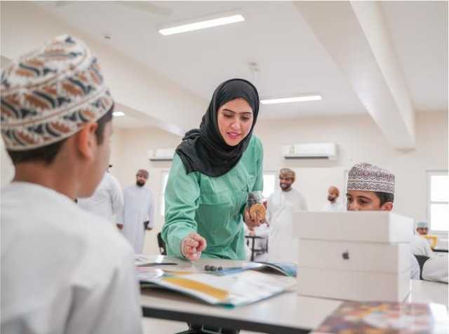 'فالي عُمان' تدعم قطاع التعليم بالأجهزة الرقمية الحديثة