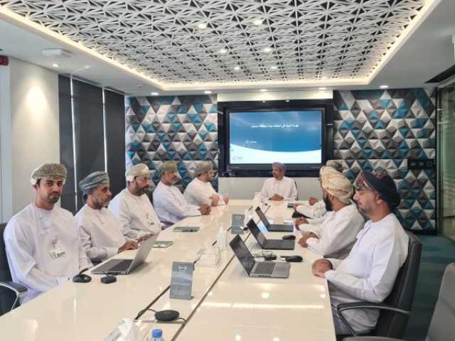 محافظ مسندم يبحث حلول تطوير مشاريع المياه والصرف الصحي