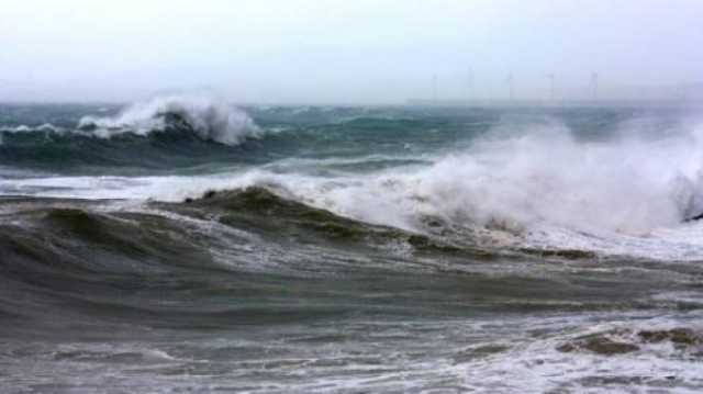 ارتفاع موج البحر على سواحل محافظة مسندم وسواحل بحر عمان