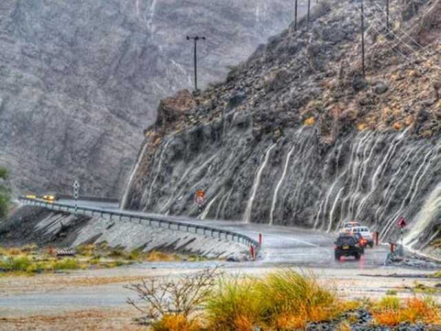 استمرار الرذاذ على ظفار.. وأمطار رعدية على جبال الحجر خلال المساء