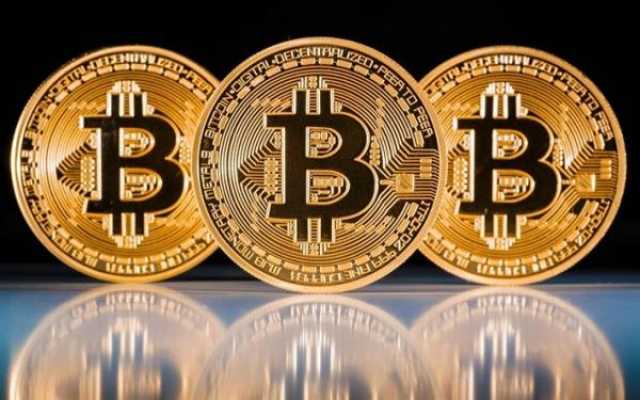 بتكوين تهبط لأقل من 90 ألف دولار