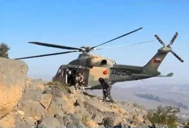 بالفيديو.. طيران الشرطة ينقذ مواطنا علق في منحدر جبلي بالجبل الأخضر