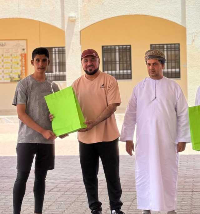 تكريم الفائزين في ختام بطولة المعلمين لكرة الطاولة بالرستاق
