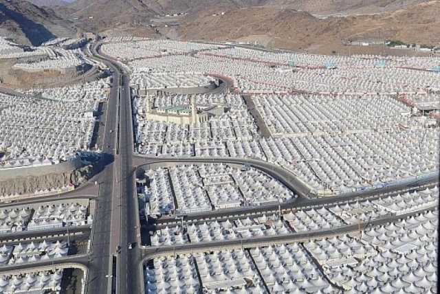 حجاج بيت الله الحرام يتوافدون على مشعر منى
