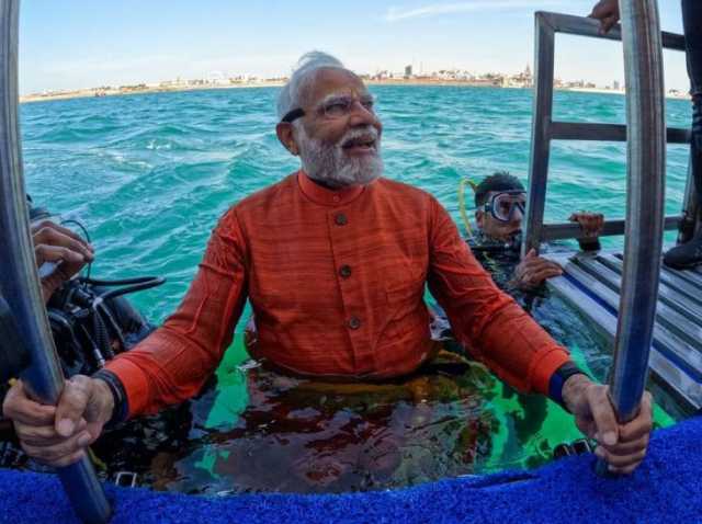 بالفيديو والصور.. رئيس وزراء الهند يؤدي الصلاة في قاع بحر العرب