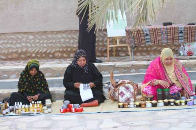 تكريم المشاركين في ختام 'ملتقي الإبداع الحرفي' بجنوب الباطنة