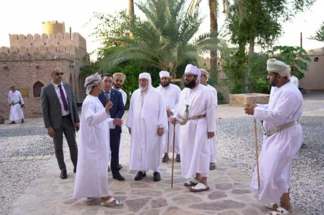 مسؤول جزائري يزور المعالم التراثية في الرستاق