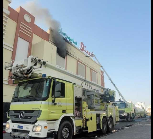 اشتعال النيران في أحد المراكز التجارية بالسيب