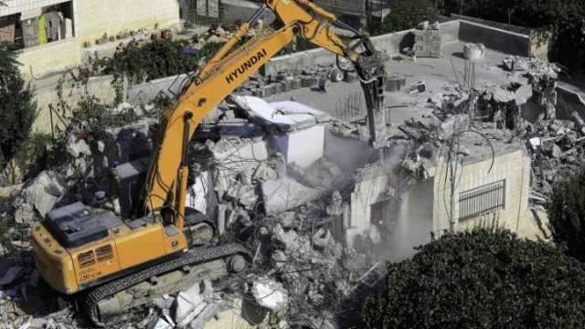 العدو الإسرائيلي ينفذ عمليات هدم وتجريف في بلدة عناتا شمال شرق القدس