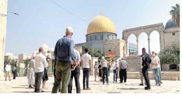مستوطنون يدنسون المسجد الأقصى المبارك