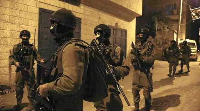 العدو الإسرائيلي يعتقل 7 فلسطينيين من الخليل ومدينة نابلس