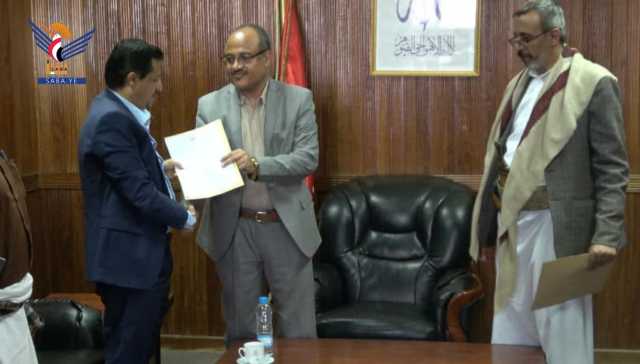 رئيس مكافحة الفساد يتسلم اقراري رئيسي دائرتي الشؤون الاعلامية والمرافق بمكتب الرئاسة