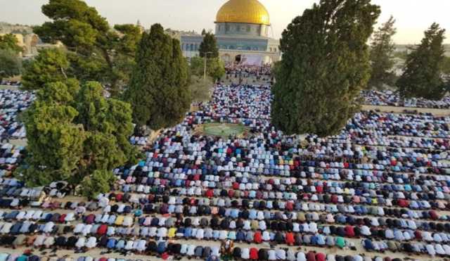 عشرات الآلاف يؤدون صلاة الجمعة في رحاب الأقصى رغم تشديدات العدو الصهيوني