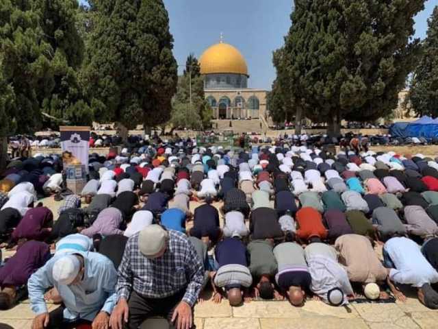 عشرات الآلاف من المصلين الفلسطينيين يؤدون صلاة الجمعة في المسجد الأقصى