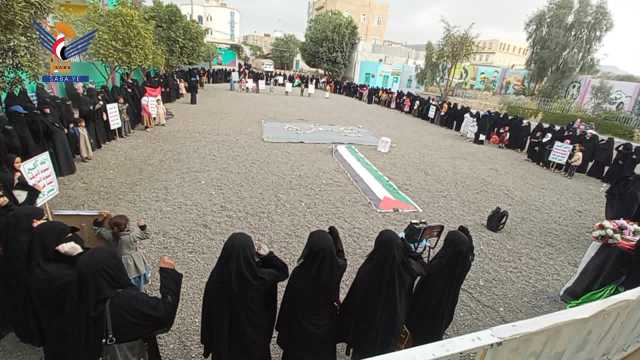 الهيئة النسائية بصنعاء تنظم وقفة تنديداً بالجرائم الصهيونية في غزة