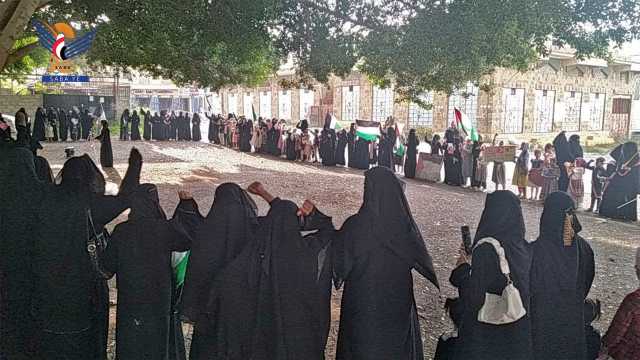 الهيئة النسائية في تعز تنظم وقفة تنديدا بالمجازر الصهيونية في غزة
