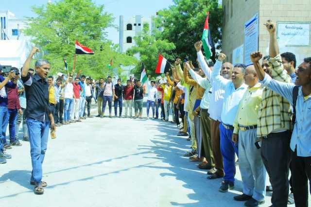 وقفة لطلاب وكوادر كلية الزراعة بجامعة الحديدة تنديداً بالمجازر الصهيونية في غزة