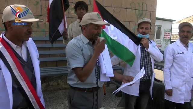 وقفة للقطاع الصحي في بدبدة بمأرب تنديدا بمجازر العدو الصهيوني في غزة