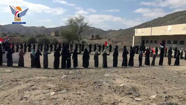 وقفة ومسيرة بمديرية بدبدة في مأرب تنديدا بمجازر العدو الصهيوني