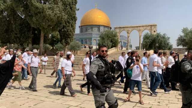 مستوطنون يقتحمون الأقصى المبارك وشرطة العدو تفرض قيودا على دخول الفلسطينيين للقدس المحتل