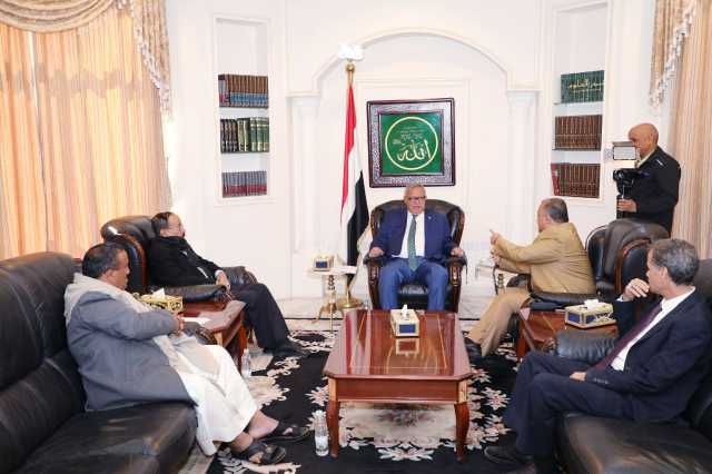 الدكتور بن حبتور يستعرض مع العيدروس مستوى تنفيذ المهام المشتركة