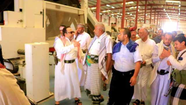 قحيم يدشن العمل بمصنع أكياس الاسمنت الورقية بالحديدة
