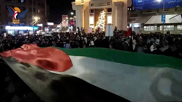 مسيرة بأمانة العاصمة تبارك إعلان القوات المسلحة منع مرور السفن إلى الكيان الصهيوني