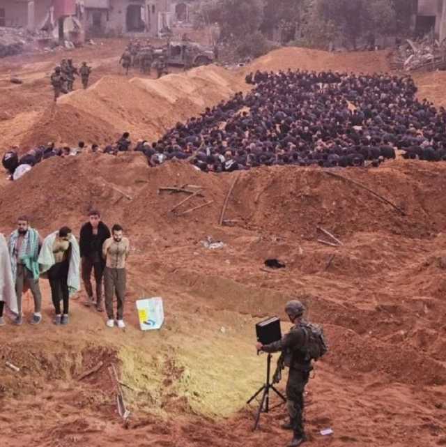 نشطاء يتداولون صورة جديدة لعشرات المعتقلين الفلسطينيين في غزة في خنادق ترابية ومجردين من الملابس