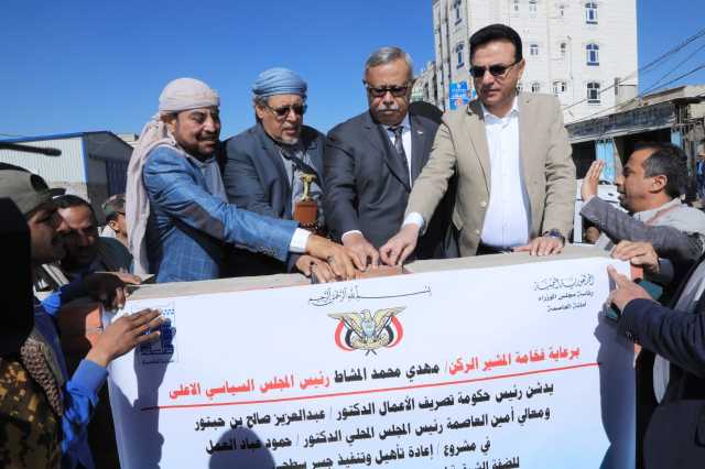 بن حبتور يدشن العمل بعدد من المشاريع الخدمية بأمانة العاصمة بأكثر من مليار ريال