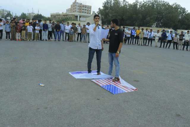 جامعة العلوم والتكنولوجيا بالحديدة تنظم وقفة احتجاجية تنديداً بالعدوان على غزة واليمن 