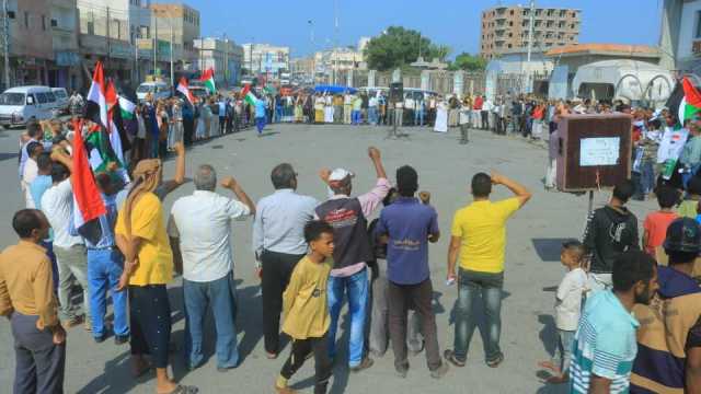 عمال وموظفو مؤسسة المياه بالحديدة ينظمون وقفة تضامنية مع الشعب الفلسطيني